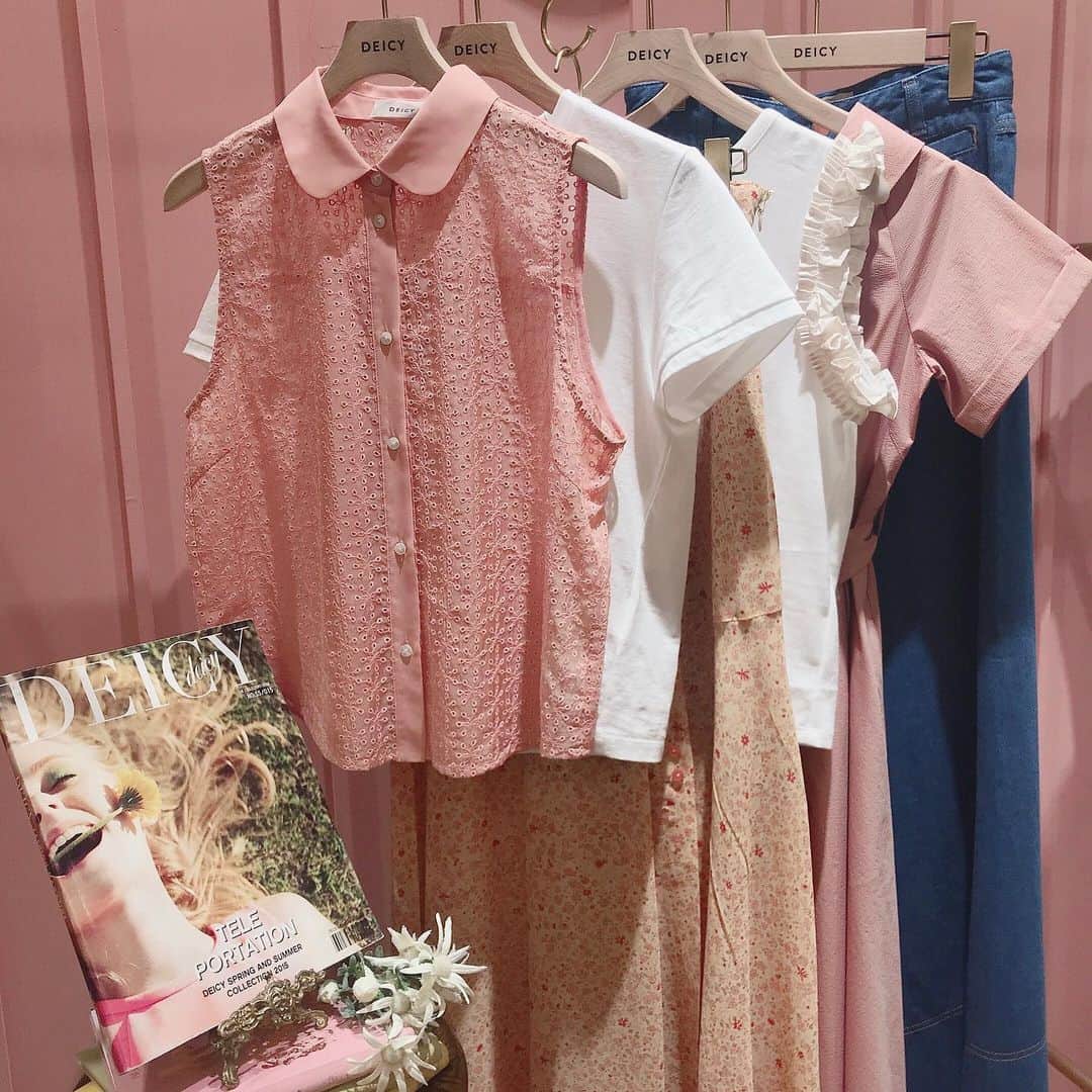 デイシーさんのインスタグラム写真 - (デイシーInstagram)「. . ♡🍑 Recommend Pink Item 🍑♡ . . 肌なじみの良いサーモンピンクには、 ホワイトやベージュを合わせて可愛らしく❣️ . . #deicy #mecouture #deicyshinjuku #lumineshinjuku #2019ss #summer #fashion #coordinate #ootd #instagood #instafashion #pink #salmonpink #blouse #skirt #pants #onepiece #デイシー #デイシー新宿 #ミークチュール #ルミネ新宿  #ファッション #夏コーデ #ピンク #サーモンピンク #ブラウス #スカート #デニム #パンツ #ワンピース @lumine_shinjuku @deicy_official」6月16日 14時39分 - deicy_official