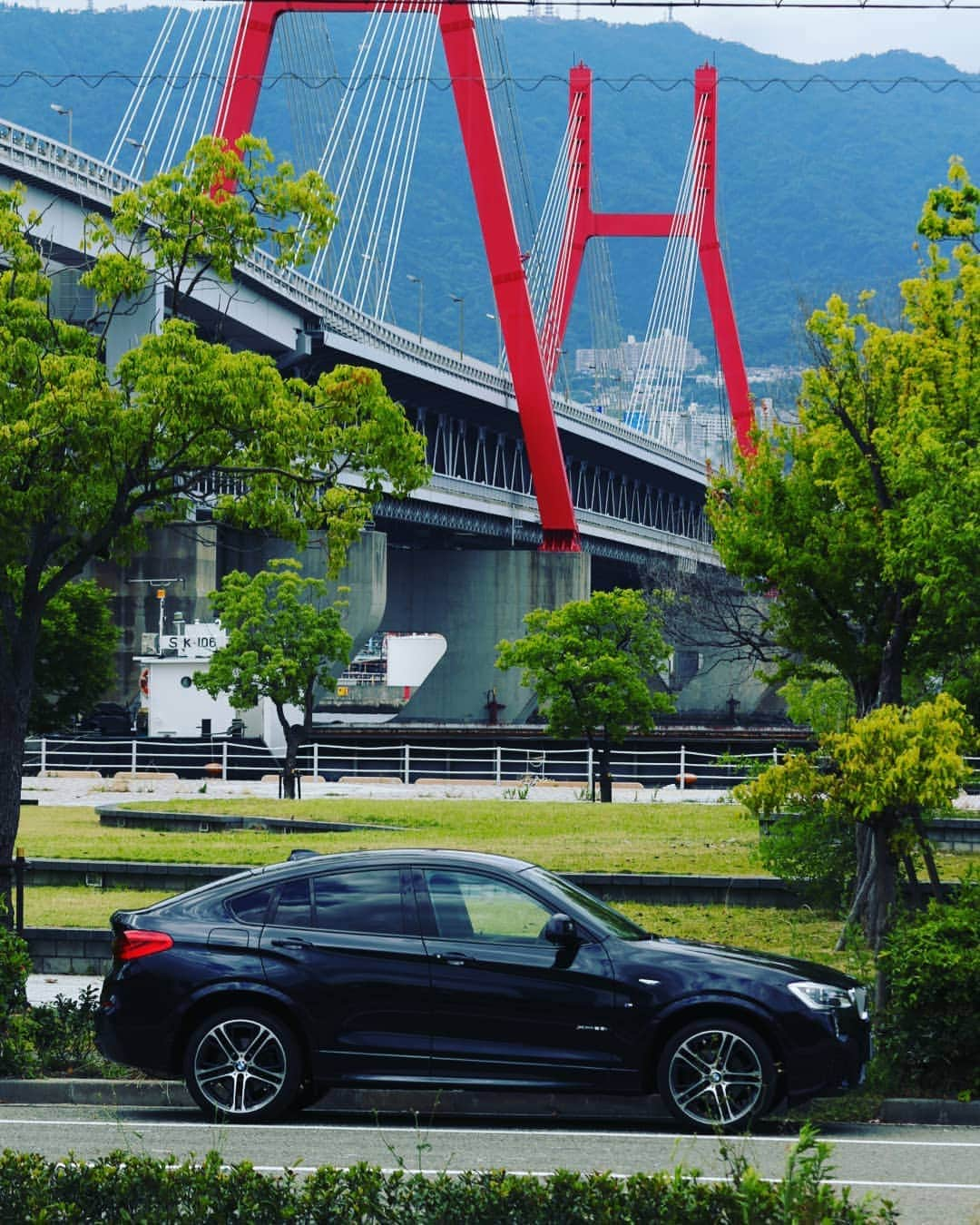 株式会社 リンテックさんのインスタグラム写真 - (株式会社 リンテックInstagram)「＜BMW X4 XDrive 28I M-SPORT＞  ディーラー車でワンオーナー禁煙車、 純正ＯＰ２０インチＡＷ装着です。  装備詳細は、純正ＨＤＤナビ地デジＢカメラ（３６０°カメラ）　ＥＴＣ　ホワイトレザーシートヒーター　パドルシフト　インテリジェントセーフティ　コンフォートアクセス　ＬＥＤヘッドライト　前後パークセンサー　純正キーレスエントリー　ＰＵＳＨ式スタートボタン  本体価格：3,750,000円  年式：2015(H27)  走行距離：2.3万km  車検：2020(R2)年5月  修復歴：なし  https://lintec-kobe.com/cars/11983/  是非リンテックまで見に来てください♬  #ランボルギーニ#フェラーリ#ポルシェ#BMW#ベンツ#マセラッティ#アストンマーティン#シボレー#キャデラック#Lexus#神戸#六甲アイランド#芦屋#中古車販売#輸入車#高級車#Ｇクラス# マスタングィ#コンバーチブル#名車#希少車＃アメ車」6月16日 14時39分 - lintec_kobe