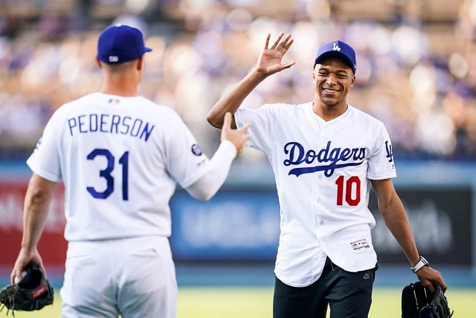 ジョク・ピーダーソンさんのインスタグラム写真 - (ジョク・ピーダーソンInstagram)「@k.mbappe threw out the first pitch...told him to line up for a PK see if I could block it 😂😂」6月16日 14時46分 - yungjoc650