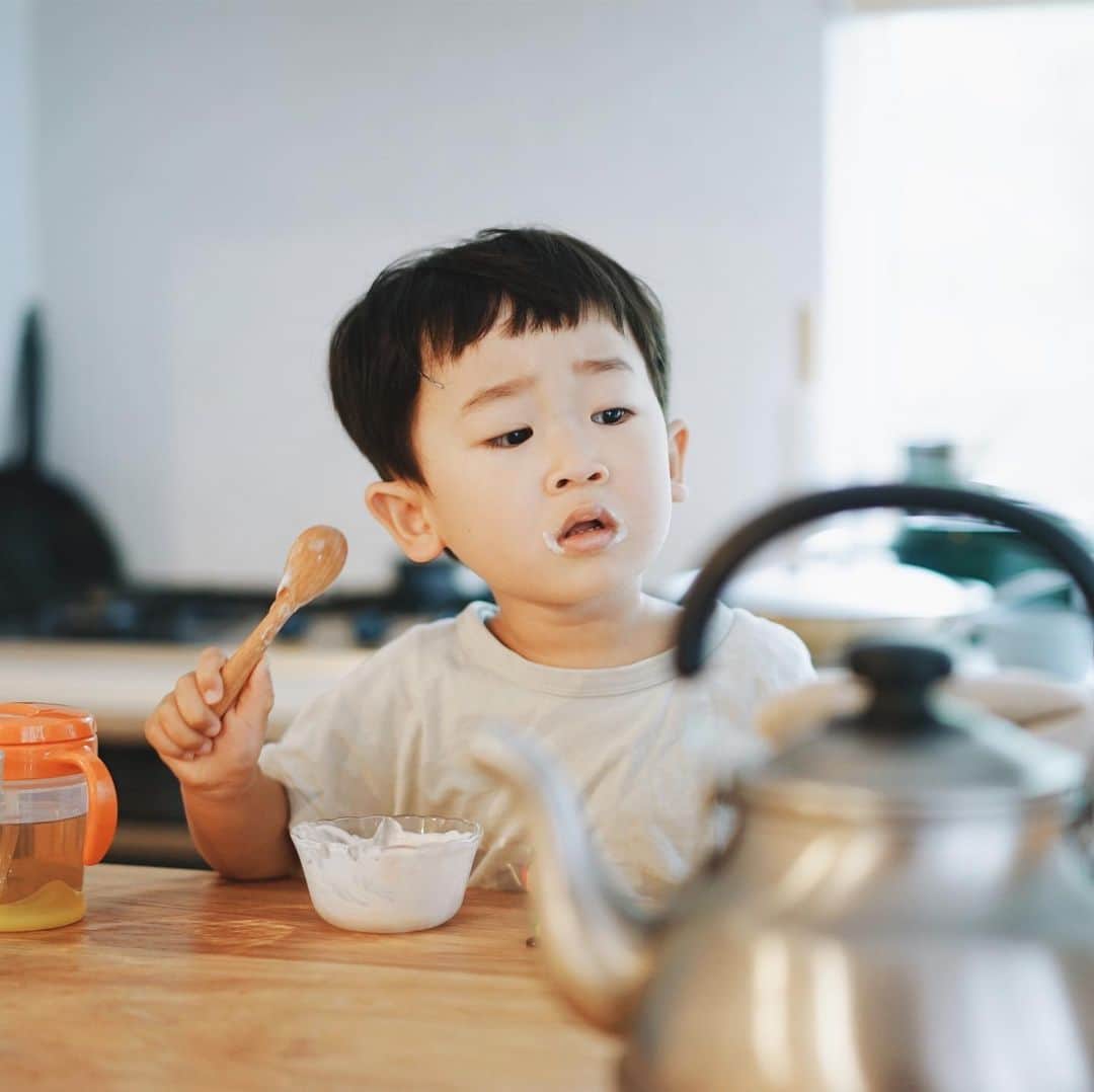Takafumi Gotoのインスタグラム：「「キッチンでヨーグルト食べる！」って言ったのに、テレビが気になって見にくい角度から頑張って見ている。机で食べましょう🐄」