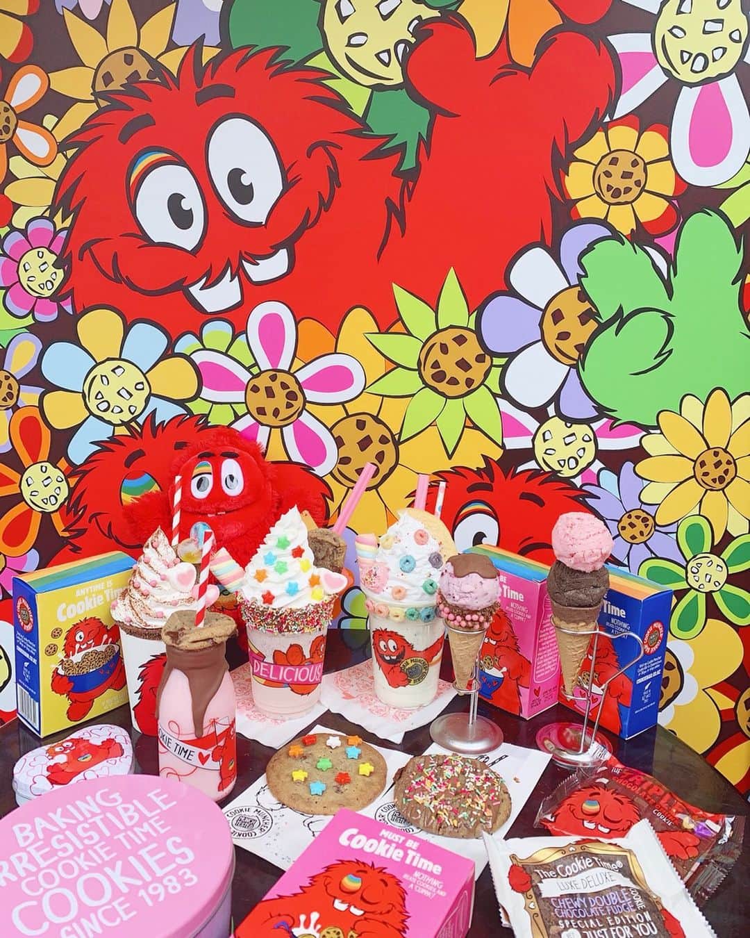 エリンコさんのインスタグラム写真 - (エリンコInstagram)「🍪🌈🌼❤️ * * 原宿にある @cookietime.jp になのちゃんと行ってきたよぉ〜💖 カラフルで可愛いお店🌈💕💓💞 外国に来た気分っ🍒🧸🍒 * 甘党の子にはかなりオススメドリンク🥤💫 そしてクッキーが美味しすぎ🍪💕 お店も可愛いからまた載せるね❤️ * #原宿カフェ #原宿 #harajuku #kawaii #カラフル #カフェ巡り #えりんこカフェ巡り #クッキータイム #Cookietime #fashion #red #monster #えりんコーデ」6月16日 14時48分 - erinko0315