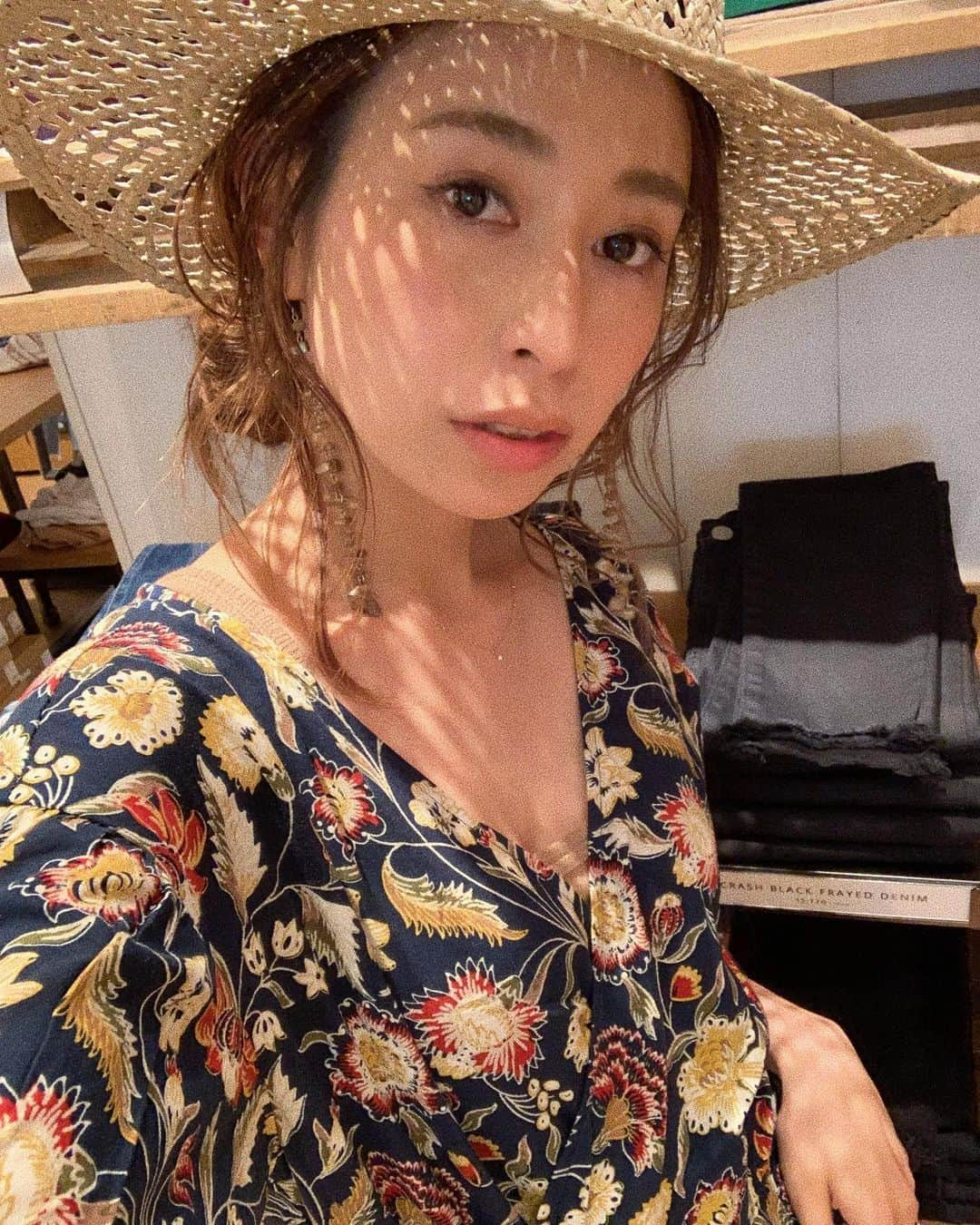 佐藤有里さんのインスタグラム写真 - (佐藤有里Instagram)「. . レトロな花柄が 最高に可愛い🤞🏾🖖🏾 . 浴衣着てる気分👘 狙ってる🎋 . #ungrid」6月16日 14時53分 - yuri_212