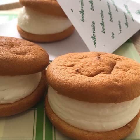のインスタグラム：「ふわふわのスフレでチーズクリームをサンドし、バーガーに見立てたワンハンドスイーツ。 クリームはしっかり濃厚なのに軽い！思わず「もう一つ！」と手が伸びてしまうはず。 #東京カレンダー #東カレ #tokyocalendar #sweets #六本木 #モンプチプレジールベイユヴェール #スフレバーガーフロマージュ」