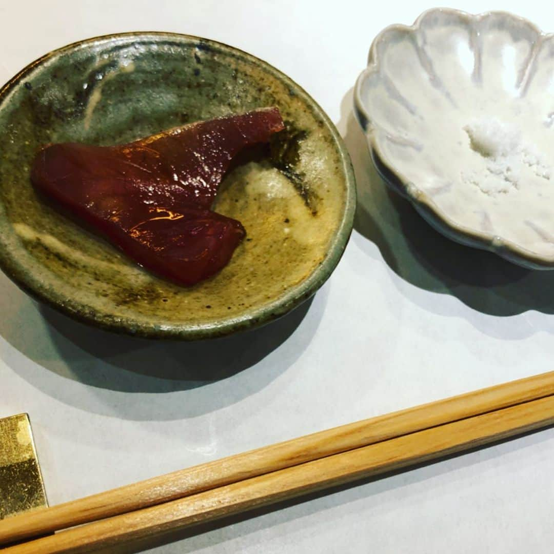 世手子さんのインスタグラム写真 - (世手子Instagram)「Japan history, chance to try mature sushi🍣( '-' 🍣 )ｽｼﾊﾟﾝﾁ I want you to enjoy delicious rice ball in Japan＼('ω' )／ EVERYONE,Thanks your happy comment every day٩(๑^o^๑)۶ https://www.makuake.com/project/ginza-jun02/ @junginzasushi 本店に行ってきたょ（๑✧∀✧๑）☀ 今なら6/30まで #クラウドファンディング中 だよっっ！ #完全会員制 、 #一見様お断り の #熟成鮨醇 フェラーリ店（浦和店）または銀座本店で、通常21,600円（税込）のコース料理を、５0名様限定で17,000円（税込）で食べれちゃうょ(♥ω♥*) メニューはお仕立て内容： 先付け、お造り、一品料理×2品、熟成鮨(季節のお任せ)、お椀、デザート等(詳細は当日のお楽しみです) ※飲み物は別途注文制です。  実際、#熟成寿司 体感っっ もう最初から最後まで美味しすぎました(,,> <,,)♡ #創作料理 の数々！ #醗酵 のオンパレード(๑•ω•๑)♡ #メロンの甘酒 うまっ ウニとジュンサイの和プリンっっ お刺身も半端ない美味しさっっヾ(๑ㆁᗜㆁ๑)ﾉ" #ダチョウ と赤ナスも柔らかくて美味しすぎる(´｡✪ω✪｡｀) 握りも尋常じゃない美味しさっっ 軍艦じゃない #雲丹寿司 初体験っっ #大トロ炙り寿司 もジューシー #のどぐろ寿司 も最高でした(≚ᄌ≚)ℒℴѵℯ💕 食べるだけで体によさそうなコースだったよっっ さらに食後のマジックまでついてる贅沢さ(°∀°ﾐэ)Э #銀座鮨醇 で検索してね(ﾉ≧ڡ≦)☆ 投稿を会計の際に店員さんに見せると、姉妹店(神保町)のみでご利用できる3000円分のお食事ご招待という特典もあるので行ってみてねL(’ω’)┘三└(’ω’)」 Casting by @woomy.restaurant #イヤリング：#ルピス @queen.lupis (k150)」6月16日 15時05分 - rojide