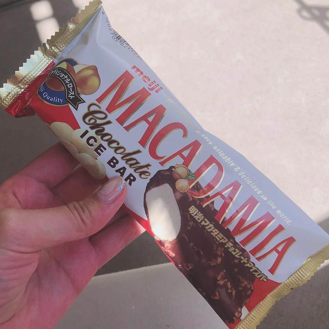 のインスタグラム：「ラジオ聴きながら、ゲームしながら #ベランダアイス 2本目 突入🌱  #meiji #マカダミアナッツチョコレートアイスバー マカダミアは正義。 新作も食べながら、お気に入りの貯蓄しているアイスも食べる。 ほんといい光と風でアイス日和。 今はリビングの椅子を外に引っ張り出して座っているので（笑）思わず先程外用の椅子とテーブルもぽちりました。うふふ〜 ベランダアイス用になるでしょう☺️ #アイ活 #コンビニアイス #icecream #アイス日和 #三四郎のANN #霜降り明星のANN #ハライチのターン」