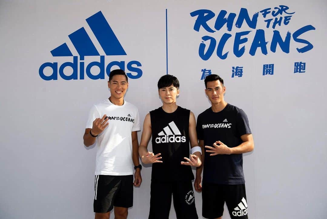 Lego Liさんのインスタグラム写真 - (Lego LiInstagram)「今天特別的任務 一大早擔任adidas 「Run For The Oceans」的領跑大使，一直都有關注環境議題，可以在晴空萬里的福隆海灘「為海開跑」，開心到完全忘記腳上的傷跑完全程。看到現場有那麼多人一樣共同關注這個理念也十分感動，謝謝adidas的邀請，希望今天過後，也能有更多人一同投入守護海洋的行列！  也謝謝兩位優秀的學弟在旁邊看熱鬧（開玩笑的）職業運動員創造紀錄背後的辛苦真的很少人能看見，希望他們能夠注意身體健康，持續挑戰自己，帶著大家的夢去更遠的地方。 今後⋯我也會持續關注給予支持。 陳傑 @chiehchen_tw  楊俊瀚 @hank_yang_tw  #adidas #RunForTheOceans #為海開跑」6月16日 15時08分 - lllego