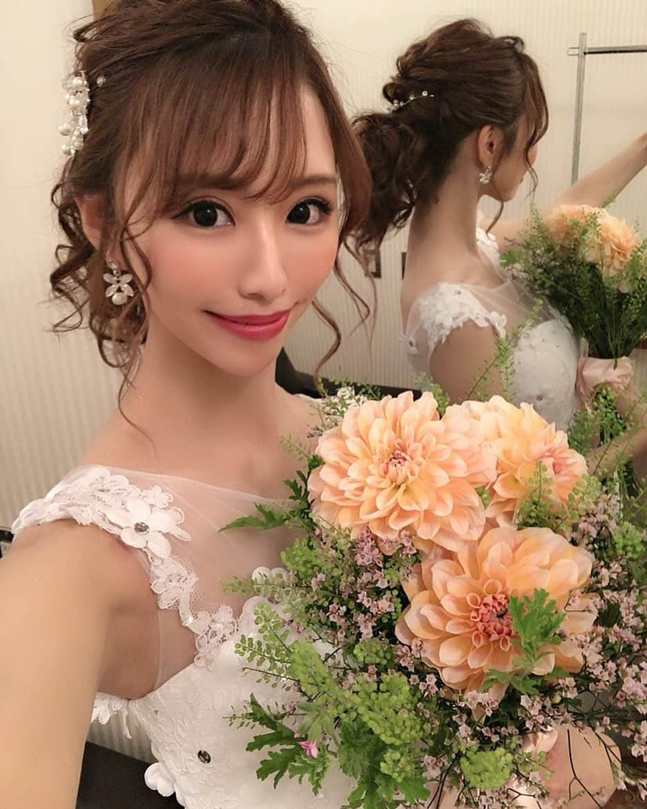 一ノ瀬恋さんのインスタグラム写真 - (一ノ瀬恋Instagram)「ダリア💐がかわいい🥰💕💕 . 二次会の時の📸 . #結婚式#結婚#花嫁#プレ花#卒花#ウェディングドレス#挙式#チャペル#アニヴェルセル#ウェディングフォト#前撮り#蜷川実花#カラードレス#二次会#お台場」6月16日 15時12分 - mayu19900323