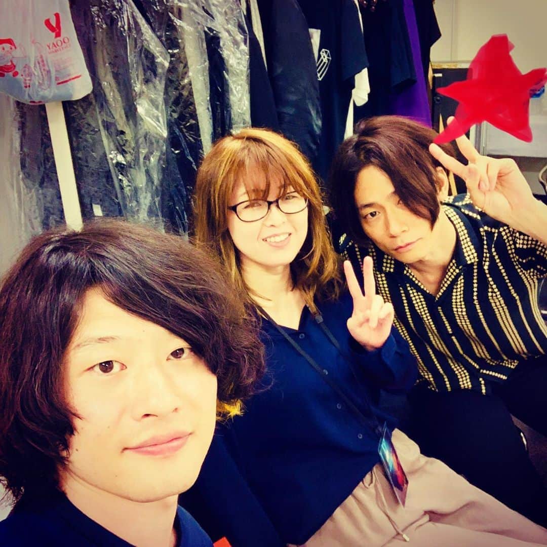 磯部寛之のインスタグラム：「Second day in Saitama. The final show of Sleepless in Japan Tour starts in few hours. Chilling with ROSÉ and Yoohei backstage, being so ready to have a blast tonight. So get ready guys! Hiro さいたまスーパーアリーナ2日目、ついに国内最終日、すなわちSleepless in Japan Tourファイナルですね。ロゼと洋平と楽屋でくつろいでますが、今夜を最高の時間にする準備は整ってます。皆さんも準備万端で来てください。気をつけて来てね◎ ひろ #alexandros #sleeplessinbrooklyn #sleeplessinjapantour #saitamasuperarena #secondday #final #ここまでの #国内 #の #ツアー #に #来てくれた #みんな #本当に #ありがとう #ひとつひとつの #ライブ #の #おかげで #今日 #が #あります #最高の夜 #に #しよう #ね」