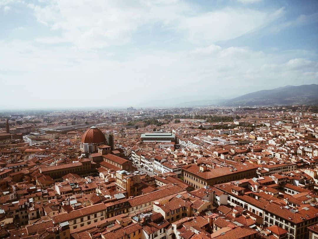 伊地知朋子さんのインスタグラム写真 - (伊地知朋子Instagram)「🇮🇹 Milano→Firenze duomo cupolaの階段を 463段登りきった後の このオレンジの景色は圧巻。 ____ #Firenze #cupola」6月16日 15時33分 - tomoko_urbanbobby