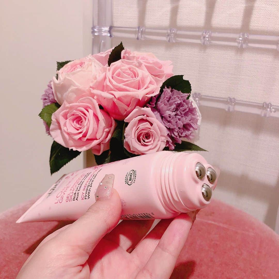 紗蘭さんのインスタグラム写真 - (紗蘭Instagram)「ロルロゼオイルインアイスジェルGET🧸💖 これ、すごいのがマッサージャーが一緒に付いてるから簡単にマッサージできるの🥺✨ 使うとひんやりしてすごく気持ちいいし、夏に向けて私は脚が浮腫みやすいから寝る前に使って浮腫みとりしてるよん⭐️ ピンクのオイルとテクスチャーが違ってクリームっぽさあるからしっとり保湿もされるよ☺ みんなでボディケア頑張ろ〜💪🏻💕💕 #オイルインアイスジェル #メルヴィータ #ピンクのオイル #セルライトケア #夏活 @melvita_jp」6月16日 15時26分 - saracchidayo