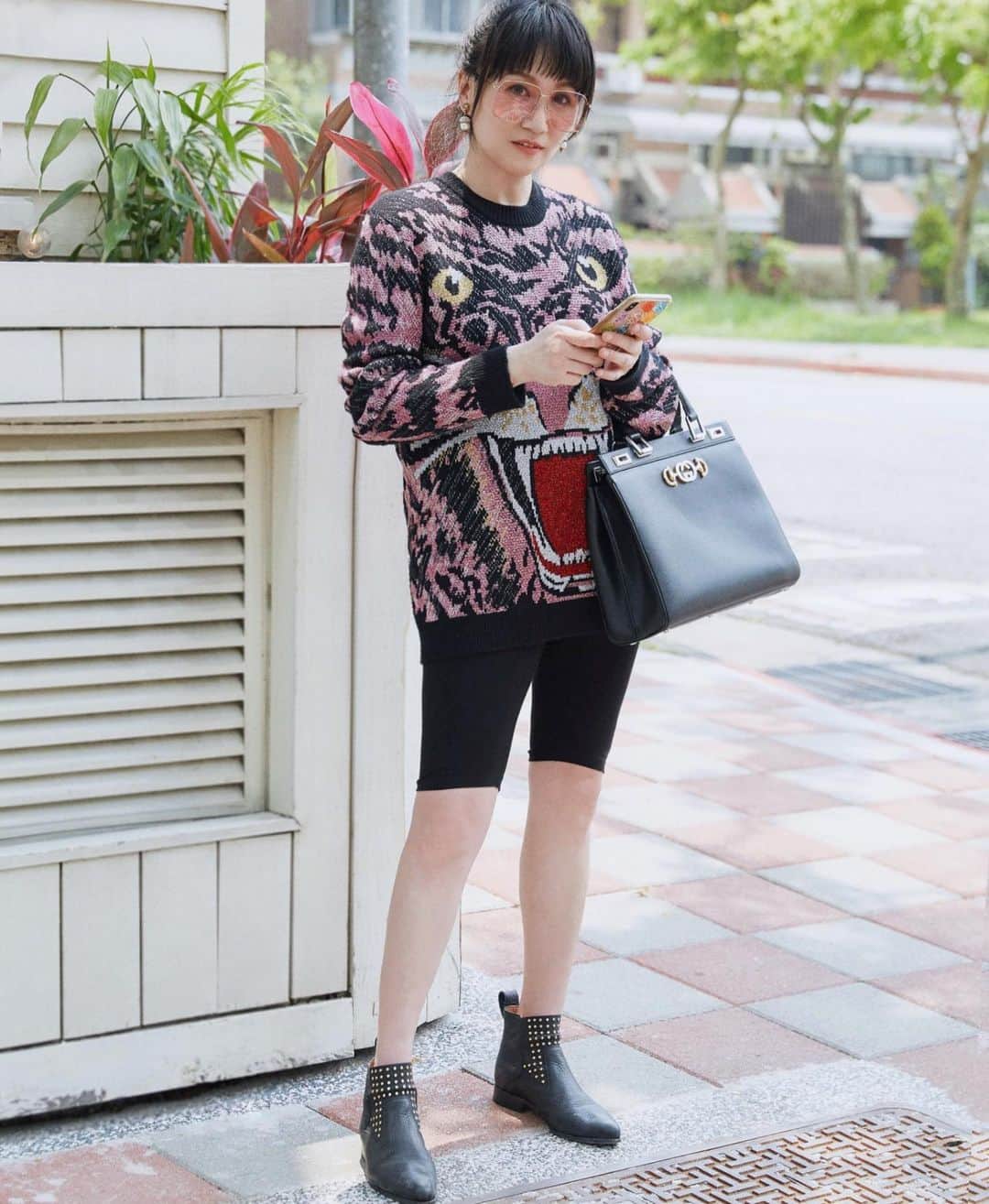 Vogue Taiwan Officialさんのインスタグラム写真 - (Vogue Taiwan OfficialInstagram)「#voguefashionnow  週末穿單車褲搭針織衫簡單舒適，搭配靴子和最大尺寸的 @gucci Zumi包看起來格外有型！（更多一週穿搭看story👆🏼) #gucci #guccizumi #itbag #streetstyle #ootd #wiwt  Photo by Hedy chang  Makeup @_danichang_  Stylist @annyting1025」6月16日 15時31分 - voguetaiwan