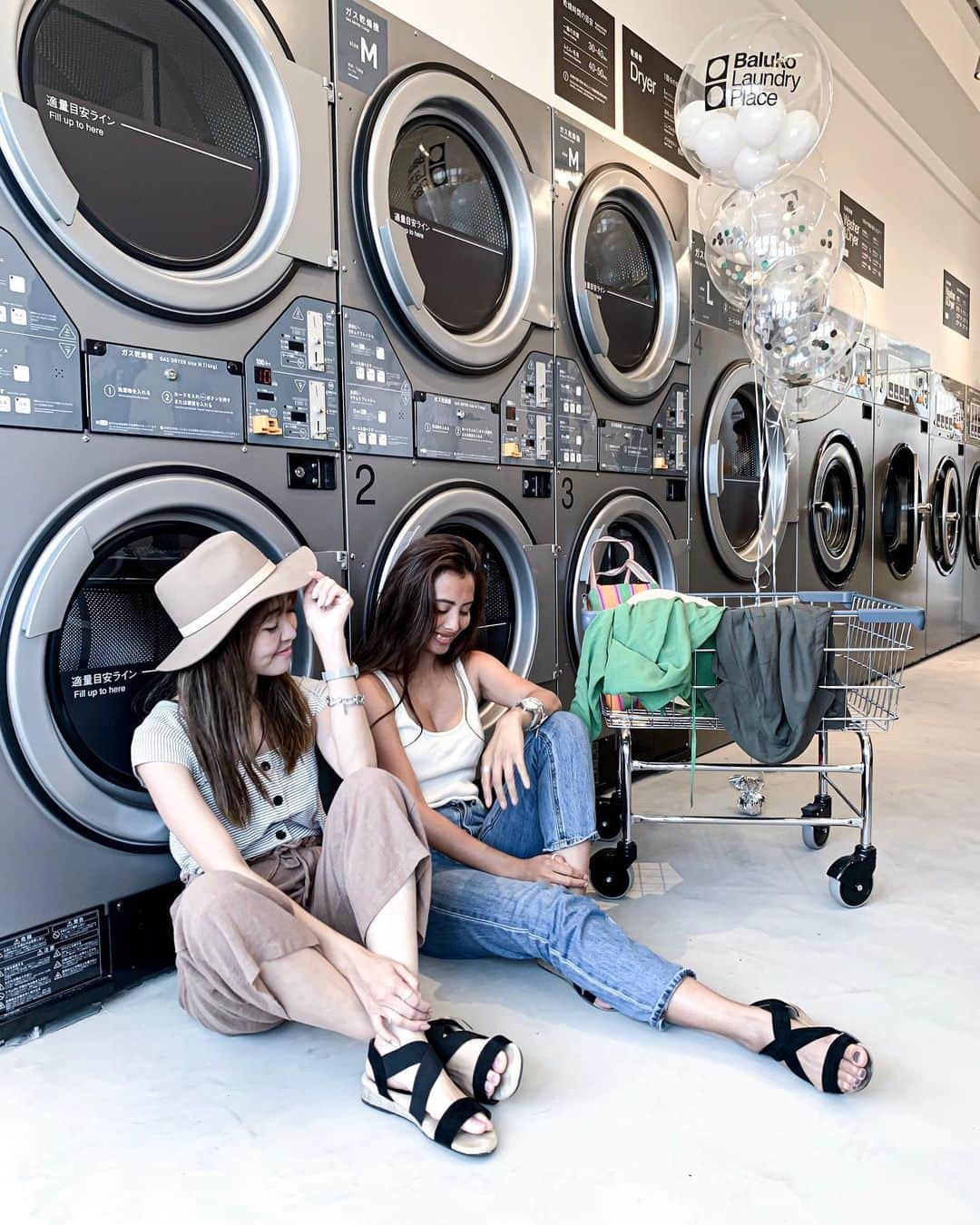 島野ミキさんのインスタグラム写真 - (島野ミキInstagram)「・ ・ "Laundry Place"のレセプションパーティーに ご招待して頂きました🛁 江ノ島にすごくオシャレな コインランドリーが﻿open✨ ここでは、カフェも併設してて 美味しいパンがたくさん並んでいて 試食したんだけどどれもすごく美味しかったです🍞🥪🥐 乾くまでの待ち時間に カフェでまったりできるっていいですょね(*´ω`*) SPゲストには モデルの仁香さん夫婦が❤️❤️❤️ @nica77official @shohey_shibata ﻿ 仁香さんすごく綺麗だし 本当お似合いだったな(*´ω`*)💓 群馬県にもこんなオシャレなコインランドリーがほしい🙏 ・ ・ #balukolaundryplace #バルコランドリープレイス #クロスロードベーカリー #ソーシャルランドリー #ランドリーカフェ #PR#江ノ島#ランドリーカフェ#主婦#mama#mamaLife#Life」6月16日 15時45分 - miki_shimano