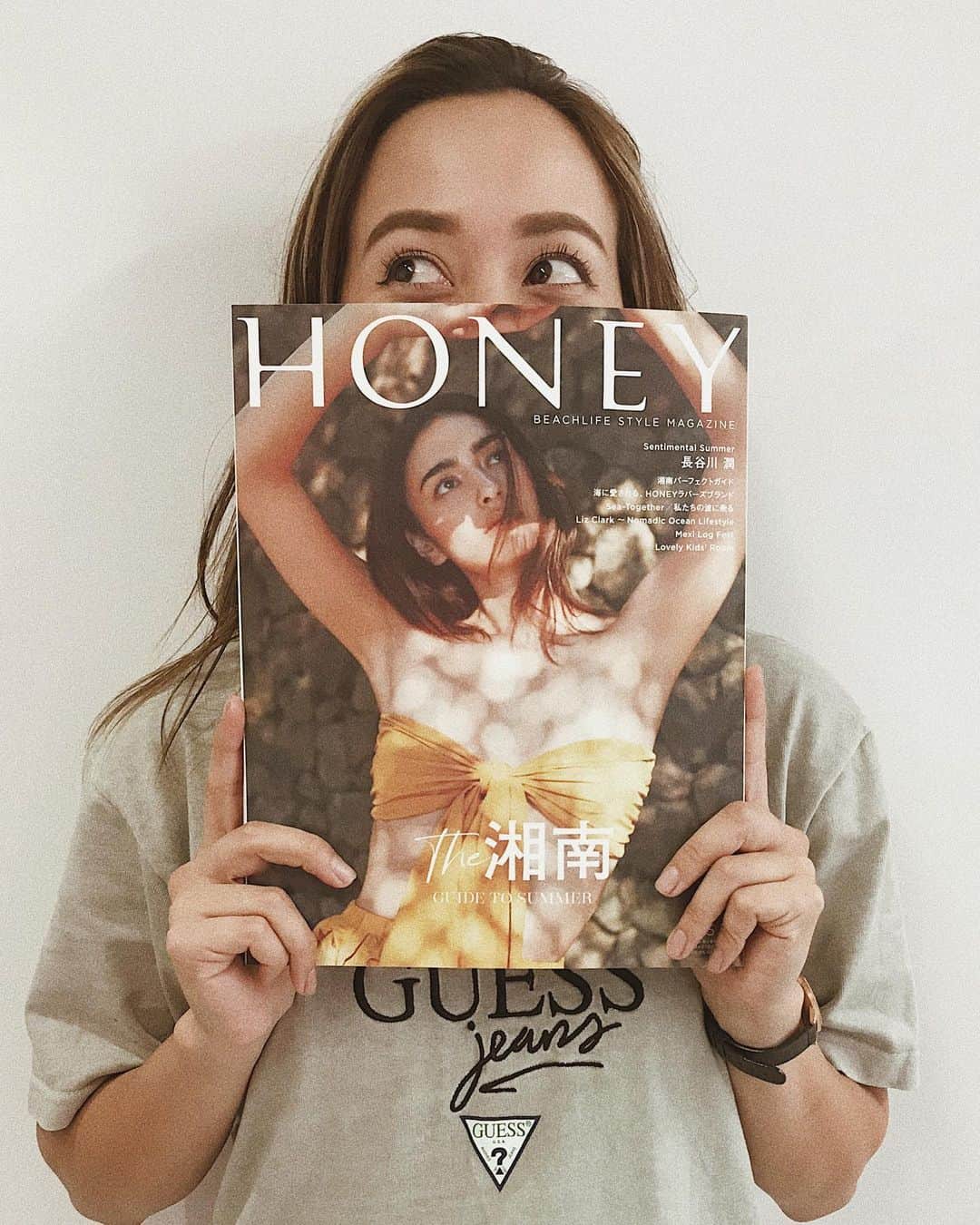 Tattyのインスタグラム：「今月発売の @honey_magazine にてp122〜123の  @afends.womens を可愛く着こなしてる @moni_saha ちゃんのヘアメイク担当してます🙏☺️ 今月のHoneyは湘南特集です！！ ぜひご覧くださーい😌🙏💕 また大好きな @honey_magazine と お仕事できて嬉しいかぎりです！！！ #honeymagazine #afends #honey #magazine #hairmake #ヘアメイク #ハニーマガジン」