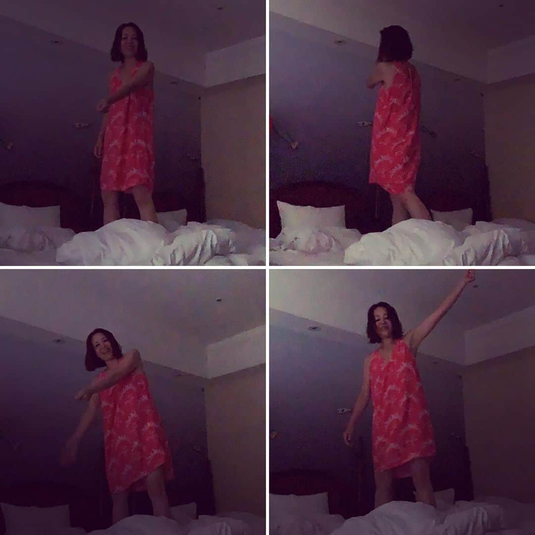 宮城麻里子さんのインスタグラム写真 - (宮城麻里子Instagram)「早朝、 突然始まったゴルフレッスン⛳️🏌️‍♀️ on the bed. #お泊り女子会」6月16日 16時02分 - miyagimariko