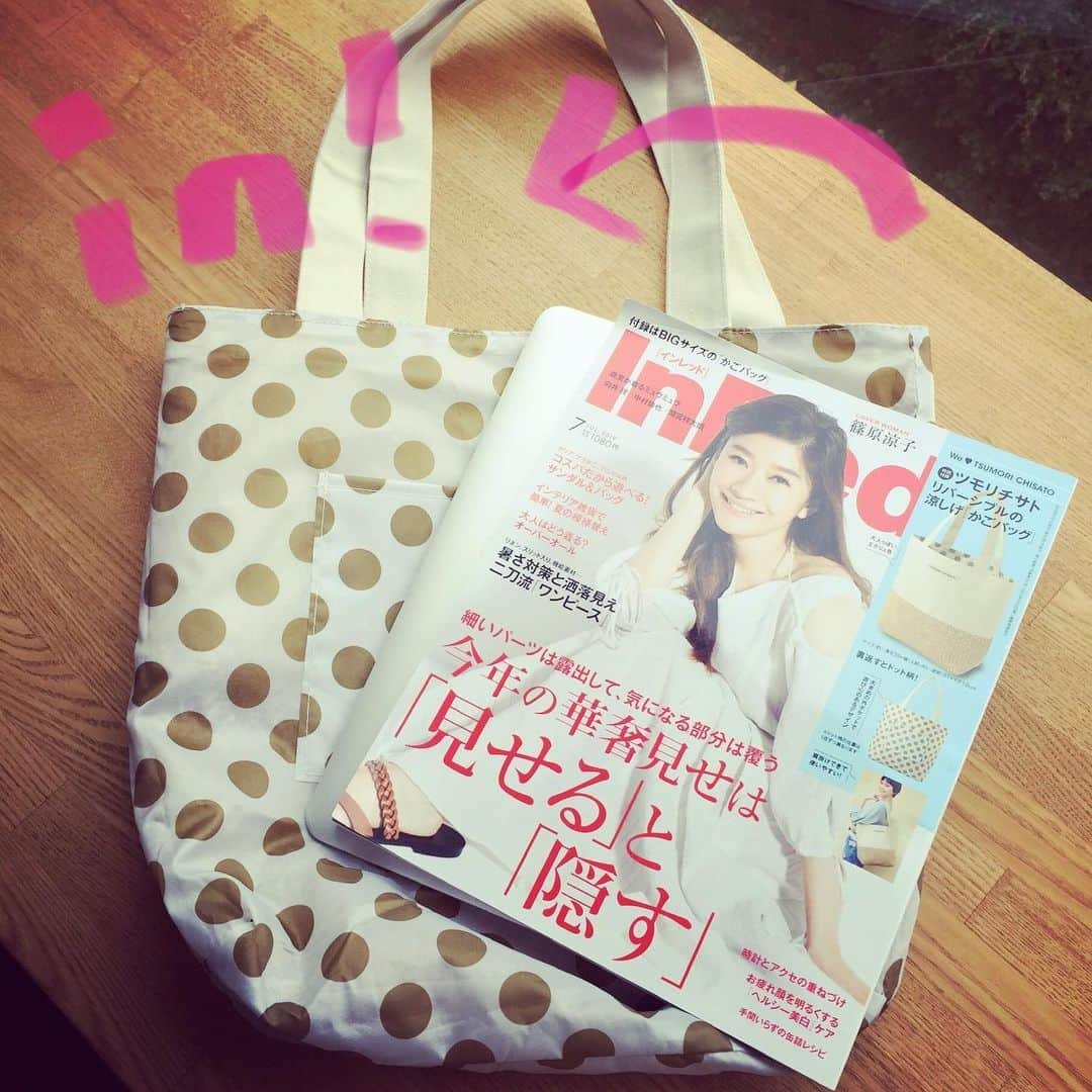 InRedさんのインスタグラム写真 - (InRedInstagram)「. InRed7月号、もうゲットしていただけましたか✨？ 今月号の付録のかごバッグ、すごく使えるのでお買い逃しなく！ . 私は最近デイリーユースしています♪  涼しげで程よく大人、程よく可愛いデザインはもちろん、荷物がたっぷり入るサイズ感も便利なんです！ . InRedの本誌を入れて、ノートPCも入れて、その他資料などザクザク入れて、打ち合わせへ、撮影現場へ…etc😆 . みなさんもたくさん使ってくださいね〜！ 編集M.N . #インレッド #inred7月号 #tsumorichisato #ツモリチサト #付録 #inred付録 #インレッド付録 #宝島社付録 #トートバッグ #かごバッグ #inredmagazine」6月16日 16時03分 - inrededitor