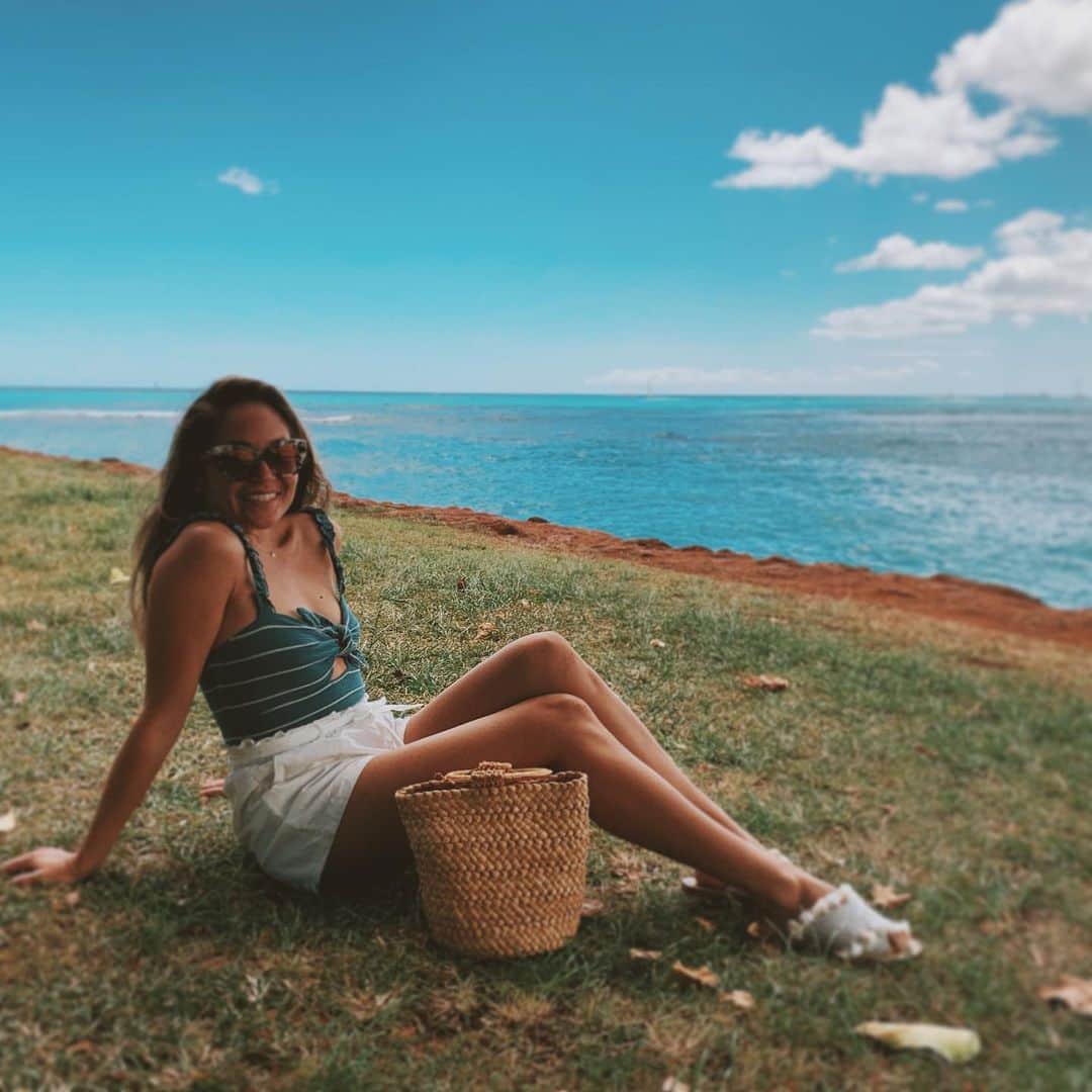 アリッサ ウーテンのインスタグラム：「Summer time is the best time 🥭 @privacypls Top and @houseofharlow1960 slides from @revolve ✨」