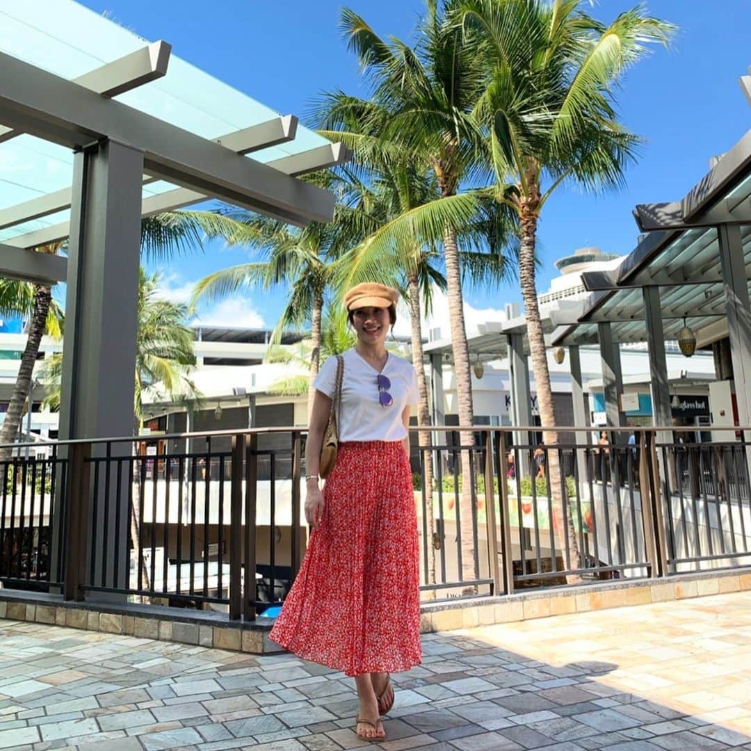 吉田美紀さんのインスタグラム写真 - (吉田美紀Instagram)「・ Aloha🌺 ハワイに到着！ 月曜日から始まるサマースクール、 スムーズに通えるように生活準備の週末です。 ・ skirt→#lialapg casquette→#liala sandal→#havaianas  bag→#helenkaminski ・ #hawaii #coordinate #outfit #ootd #look #style #fashion #wardrobe #instagood #instafashion #ハワイ #ママコーデ #ママコーディネート #ママファッション」6月16日 16時18分 - miki__yoshida