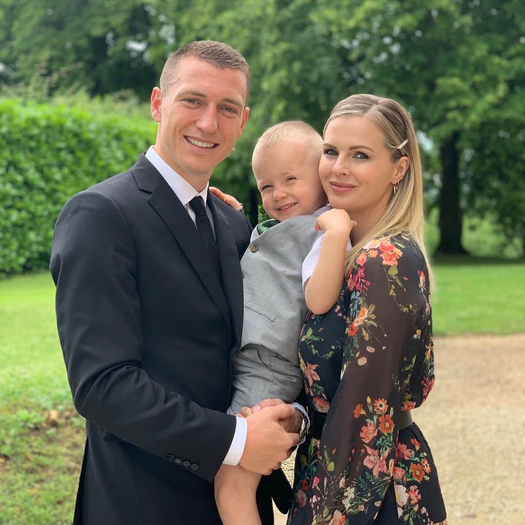 ミッチェル・デュークのインスタグラム：「Celebrating Matt & Caroline’s wedding ❤️ Family scrubs up alright 🔥」