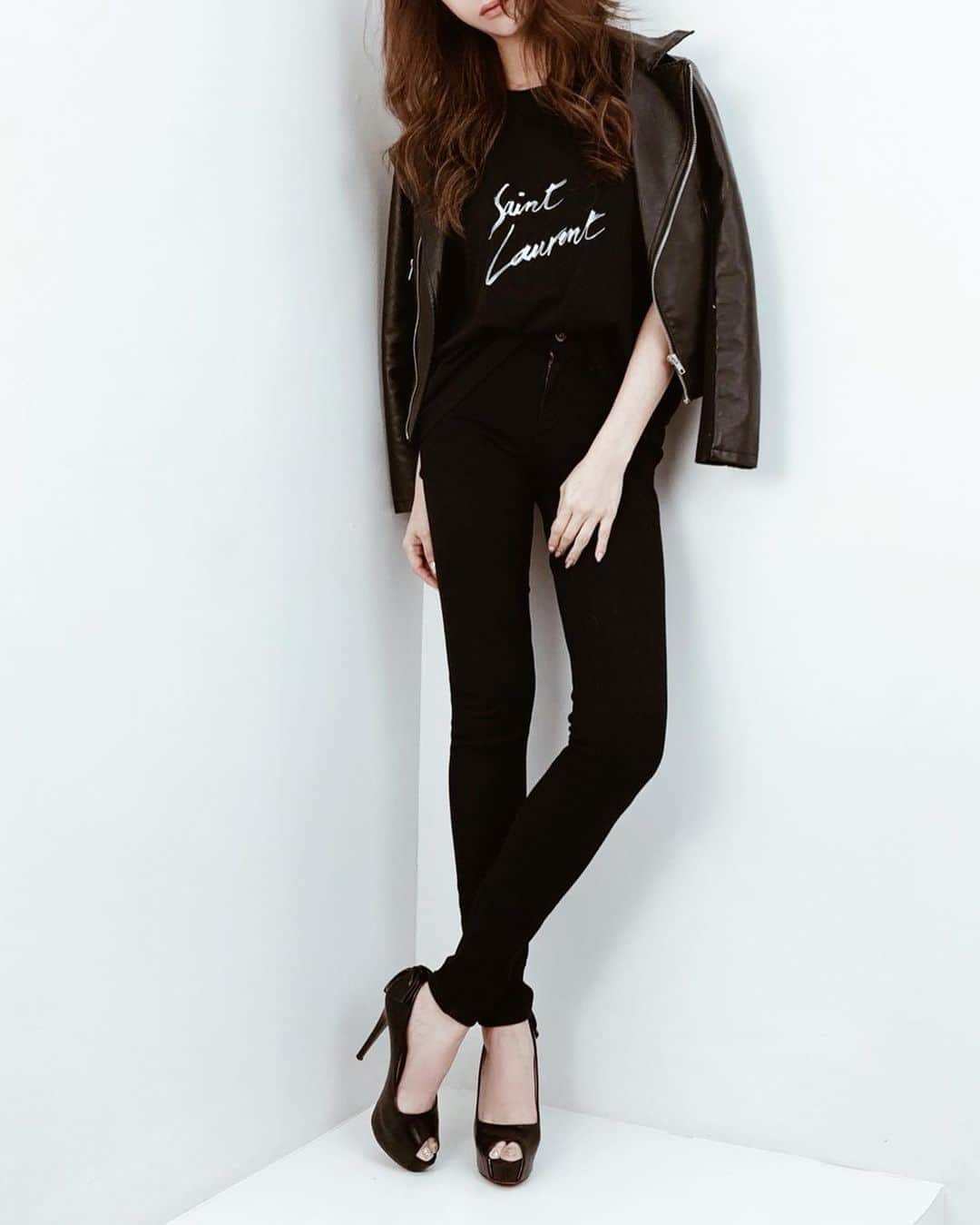 のインスタグラム：「Tops....﻿ @m.deux_official ﻿ T-shirt...﻿ @ysl ﻿ Pants.... @carmardenim ﻿ Shoes.... @sobre_dress ﻿﻿ 親友のかおりちゃんにもらったT-shirtをやっと着られる季節になった❤︎﻿﻿ ﻿﻿ ﻿﻿ ──────────────────────────﻿﻿ #saintlaurent #ysl #tops #pants #shoes #coordinate ##instagood #photooftheday #picoftheday #instadaily #igers #all_shots #webstagram #instacool #photo #fashion #fashionista #fashionable #fashionstyle #style #サンローラン#outfits #fashionlover #fashionable #tshirt #tshirts #hightwest #allblack」