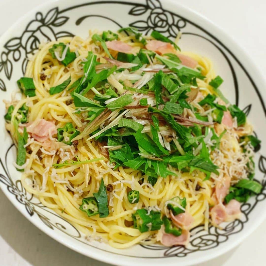 のインスタグラム：「しらすとオクラ、水菜の薬味パスタ😋 . ベーコン入れなきゃ良かったと後悔w . ミョウガ、シソ、山椒の実たっぷり✨ 仕上げに レモン汁を🍋 . 暑い日にぴったりなウマさっぱりパスタ💕 ご馳走さまでした❤️ . #sayuricooking  #ランチ #lunch #パスタ #pasta #オクラパスタ #薬味パスタ #杏さゆり #SayuriAnzu」
