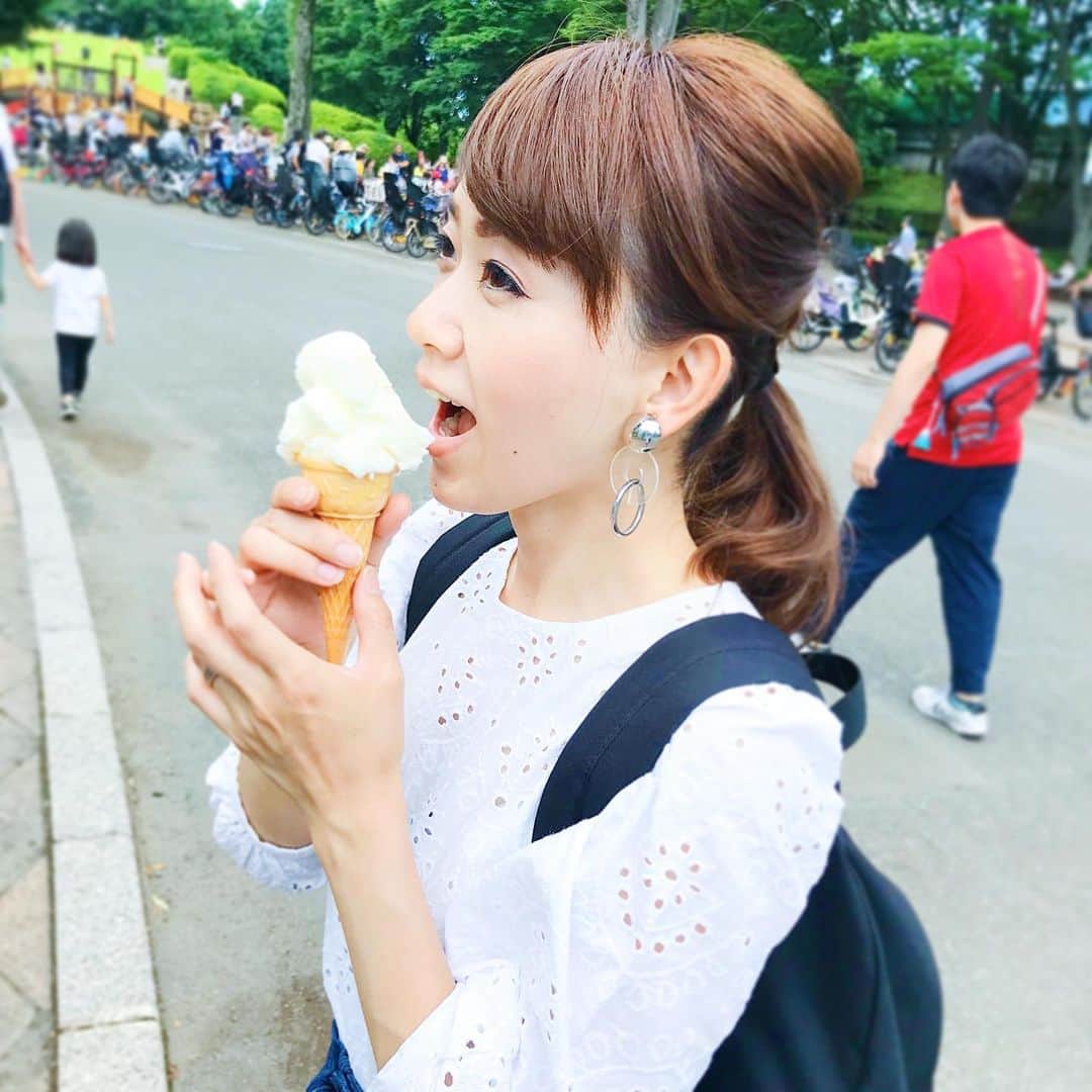 岡部玲子さんのインスタグラム写真 - (岡部玲子Instagram)「トルコアイスを食べてきた（笑）☺️ のびーるアイス🍦 のびーるところはいい感じで写真に残せなかったので😅これのみで😅 函館スプリントS🏇 カイザーメランジェ&江田騎手🏇に感謝🙏✨ ユニコーンSは…まったくでした😅  #岡部玲子 #子育て #主婦 #アラフォーママ #タレント #レポーター #39歳 #競馬 #キャスター  #2児ママ #大ぶりイヤリング #トルコアイス #のびーるアイス #函館スプリントs #ユニコーンs #カイザーメランジェ #mama#talent #reporter #umajo #japanese #japan #icecream #summer #smile #happy #thankyou #love」6月16日 16時29分 - reiko_okabe