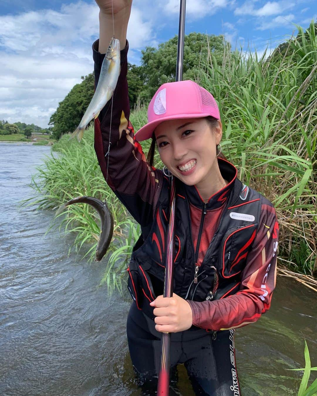 岡田万里奈さんのインスタグラム写真 - (岡田万里奈Instagram)「. . . . 本日は！！！ . 栃木県大田原市観光協会主催の 『第２回 鮎レディ』に参加してきました♡ . 今年は大会のアンバサダーとしてお招き頂き、 トークショーにも参加させていただきました！ ほんっとうに楽しかった！ . 私の釣果は、 おとり込みで8匹+うぐい1匹👏 エントリーしてれば、準優勝だったんだけどな…（笑） . かなり悪天候の中の釣りでしたが、 参加者の皆さまも運営の皆さまも 笑顔で終われてよかったー！！！ . こんな素敵な大会に関わることができて幸せです！ また来年も楽しみにしてます☺️ . . . #鮎レディ #那珂川 #栃木 #大田原市 #DAIWA #釣りバカ #釣り人 #釣りガール #fishing #riverfishing #fishinggirl  #オカマリ #オカマリが釣ってきた #日刊スポーツ」6月16日 16時32分 - lovendor_okamari