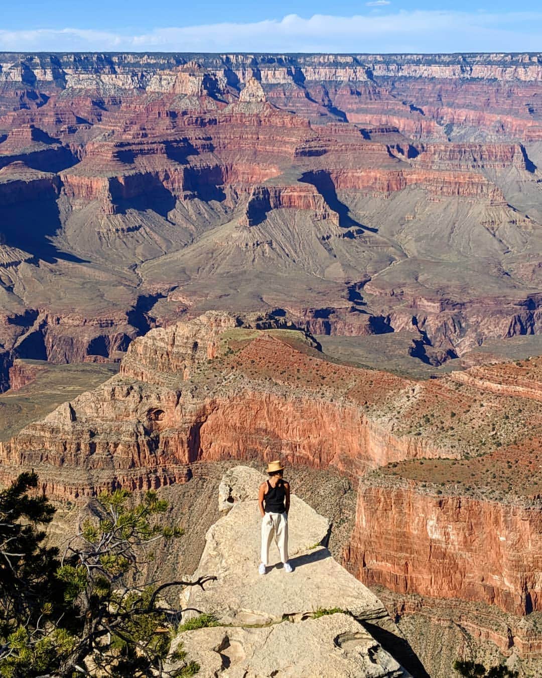 エリーローズさんのインスタグラム写真 - (エリーローズInstagram)「Finally we made it to the Grand Canyon. Mother Earth...🌎 Absolutely speechless... ようやく辿り着けた念願のグランドキャニオン。 45億年前から歴史を刻む国立公園。コロラド川が浸食し、数百万年かけて出来上がった峡谷。 もう圧巻の一言❗️地球の凄さが身にしみた🙏🏼 #ComingToAmerica #GrandCanyon」6月16日 16時32分 - ellirose