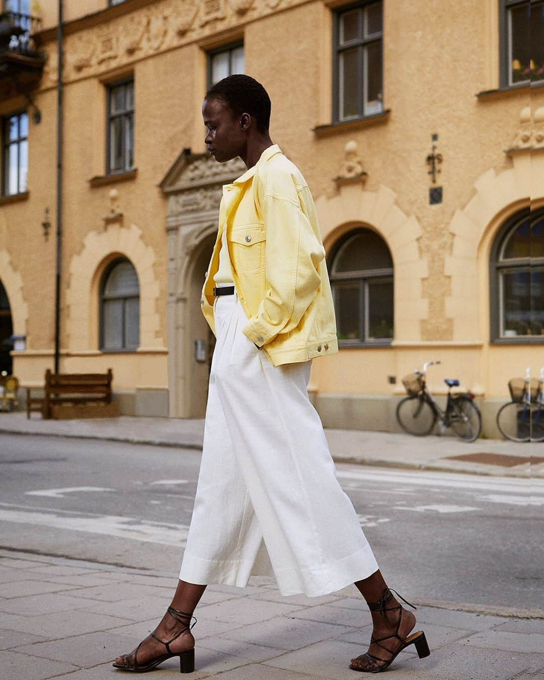 H&Mさんのインスタグラム写真 - (H&MInstagram)「From lemon to mustard to neon to saffron. This summer, we looked to the sun for wardrobe inspiration — but if you're not into that you can find the season's best yellow looks on #HMMagazine  Denim jacket: 0707782004  White pants: 0738475001 Sandals: 0707208003」6月16日 16時33分 - hm