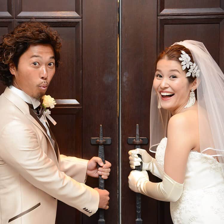 ホテルモントレウェディング【公式】 のインスタグラム：「♥ ￣￣￣￣￣￣￣￣￣￣ @montereyweddingをフォローして 『 #モントレ花嫁 』『 #ホテルモントレ』の タグをつけて投稿してくださいね＊*. . クラシカルな館内はどこでも 素敵なフォトスポットに✧*. とっておきの1枚を♡ . ◆ホテルモントレ公式HPはこちら* https://www.monterey-wedding.jp . #モントレ #モントレ花婿 #dressy花嫁 #プレ花嫁 #marry花嫁 #卒花 #marryxoxo #wedding #weddingceremony #weddingreception #weddingparty #weddingdress #dress #flower #weddingbouquets #プラコレ #結婚式場 #ウエディングニュース  #日本中のプレ花嫁さんと繋がりたい #結婚式 #パーティー #披露宴 #ホテルウェディング #weddingphoto #weddingphotography #weddingsnap #weddingmemories」