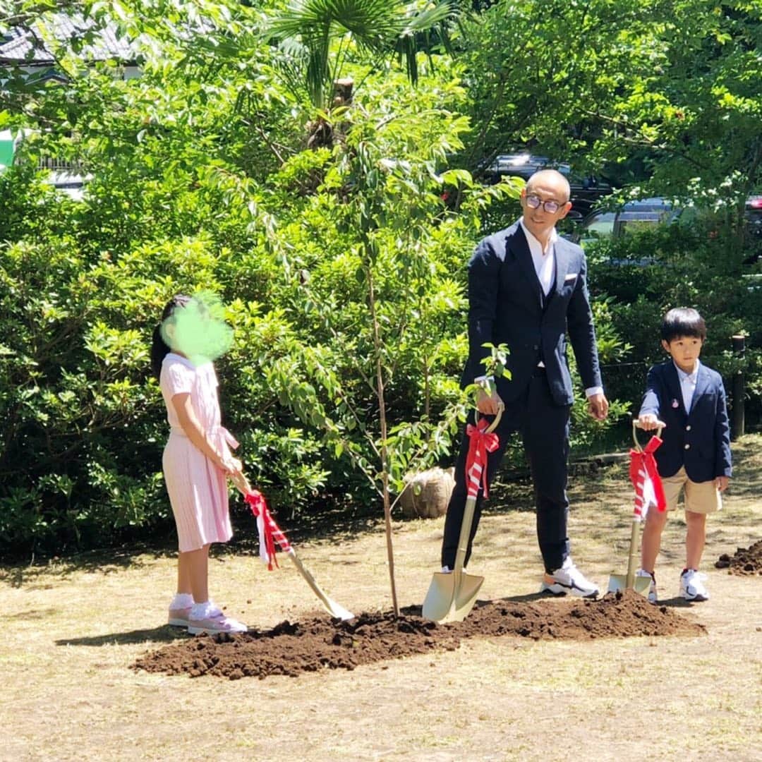 市川海老蔵 （11代目）さんのインスタグラム写真 - (市川海老蔵 （11代目）Instagram)「* Sakura tree planting at Naritasan Shinshichi. Grateful for a warm welcome. I will do my best at Kabukiza next month. Much appreciation for all your support as always  成田山新勝寺にて植樹。 あたたかいお出迎えに感謝です。 暑い中ありがとうございました。 精一杯来月頑張ります。 よろしくお願いします。  #市川海老蔵 #海老蔵 #成田屋 #歌舞伎  #ABKAI #ABMORI #ebizoichikawa #ebizo #kabuki #thunderparty  #classic」6月16日 16時39分 - ebizoichikawa.ebizoichikawa