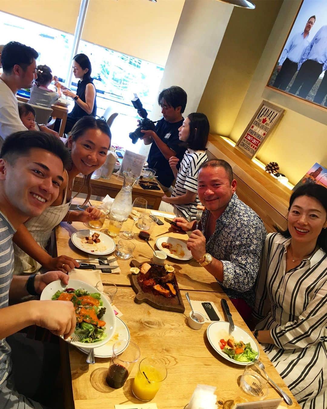 HyLifeporkTABLE代官山さんのインスタグラム写真 - (HyLifeporkTABLE代官山Instagram)「今日、父の日はBBQの日！Father’s day! という事で、ハイライフポークテーブルでBBQイベントを開催しました！満席を頂きまして、大変盛り上がりました！  日本BBQ協会の会長さんがレクチャーして下さり、300グラムのハイライフポークをテラスのグリル台で焼きました。厚めのポークを絶妙な焼き加減で。皆さん、素晴らしい焼き上がり！お父さん方、家族からもカッコ良い！頂きました！  Having father’s day event at HyLife pork TABLE! Fathers are grilling 300g porks by themselves for their families. With the instructions by Chairman of BBQ association, they enjoyed and cooked thick cut porks with perfect grilled mark. Love and cool daddy today!  #hylifepork #daikanyama #hylifeporktable #父の日 #父の日bbq #bbq #グリル #テラスでbbq #ステーキ #ポークステーキ #グリルステーキ #肉好きな人と繋がりたい #肉活 #お肉大好き #代官山」6月16日 16時40分 - hylifepork