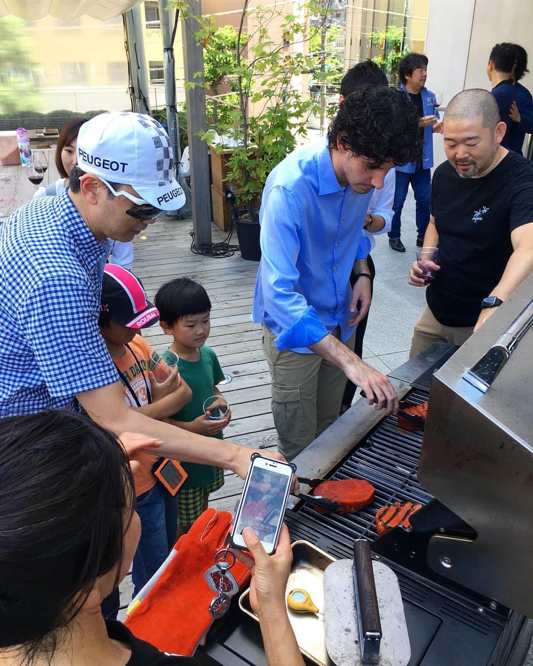 HyLifeporkTABLE代官山さんのインスタグラム写真 - (HyLifeporkTABLE代官山Instagram)「今日、父の日はBBQの日！Father’s day! という事で、ハイライフポークテーブルでBBQイベントを開催しました！満席を頂きまして、大変盛り上がりました！  日本BBQ協会の会長さんがレクチャーして下さり、300グラムのハイライフポークをテラスのグリル台で焼きました。厚めのポークを絶妙な焼き加減で。皆さん、素晴らしい焼き上がり！お父さん方、家族からもカッコ良い！頂きました！  Having father’s day event at HyLife pork TABLE! Fathers are grilling 300g porks by themselves for their families. With the instructions by Chairman of BBQ association, they enjoyed and cooked thick cut porks with perfect grilled mark. Love and cool daddy today!  #hylifepork #daikanyama #hylifeporktable #父の日 #父の日bbq #bbq #グリル #テラスでbbq #ステーキ #ポークステーキ #グリルステーキ #肉好きな人と繋がりたい #肉活 #お肉大好き #代官山」6月16日 16時40分 - hylifepork