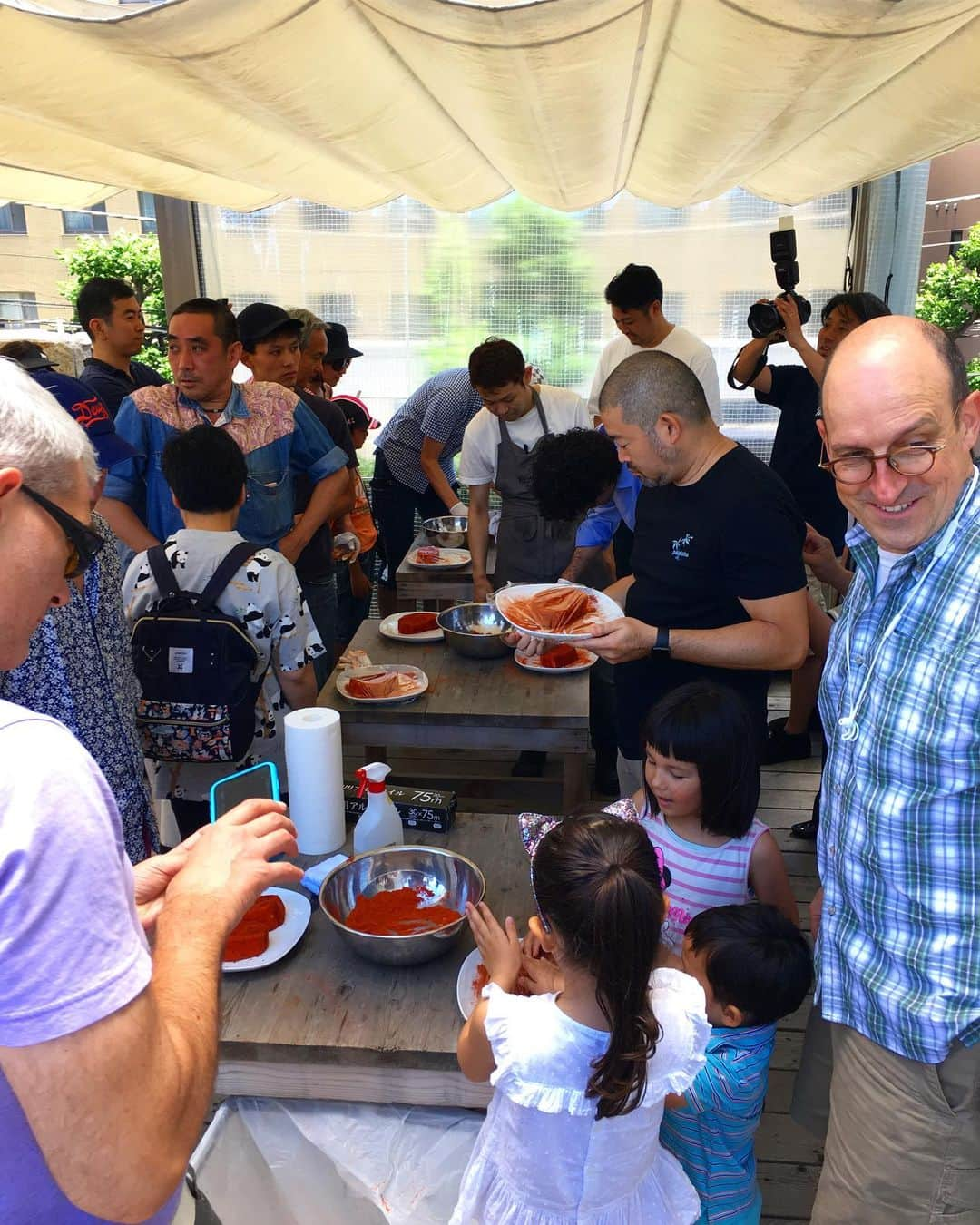 HyLifeporkTABLE代官山さんのインスタグラム写真 - (HyLifeporkTABLE代官山Instagram)「今日、父の日はBBQの日！Father’s day! という事で、ハイライフポークテーブルでBBQイベントを開催しました！満席を頂きまして、大変盛り上がりました！  日本BBQ協会の会長さんがレクチャーして下さり、300グラムのハイライフポークをテラスのグリル台で焼きました。厚めのポークを絶妙な焼き加減で。皆さん、素晴らしい焼き上がり！お父さん方、家族からもカッコ良い！頂きました！  Having father’s day event at HyLife pork TABLE! Fathers are grilling 300g porks by themselves for their families. With the instructions by Chairman of BBQ association, they enjoyed and cooked thick cut porks with perfect grilled mark. Love and cool daddy today!  #hylifepork #daikanyama #hylifeporktable #父の日 #父の日bbq #bbq #グリル #テラスでbbq #ステーキ #ポークステーキ #グリルステーキ #肉好きな人と繋がりたい #肉活 #お肉大好き #代官山」6月16日 16時40分 - hylifepork