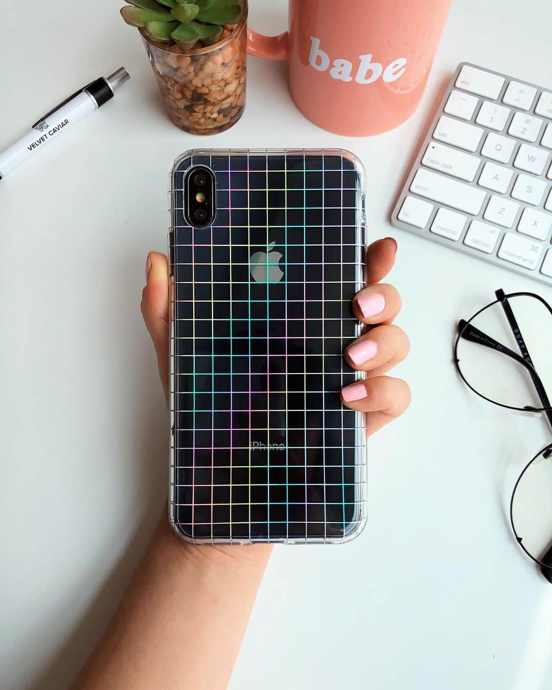 VELVETCAVIARさんのインスタグラム写真 - (VELVETCAVIARInstagram)「As if we could really pass up celebrating #PRIDEMONTH... 💁‍♀️ 🏳️‍🌈 Have you seen our newest Off The Grid Case? We love the holographic rainbow effect when you tilt the case from side to side. Excited to see how you all style this case! 🌈 Get yours @velvetcaviar. #velvetcaviar」6月17日 3時31分 - velvetcaviar