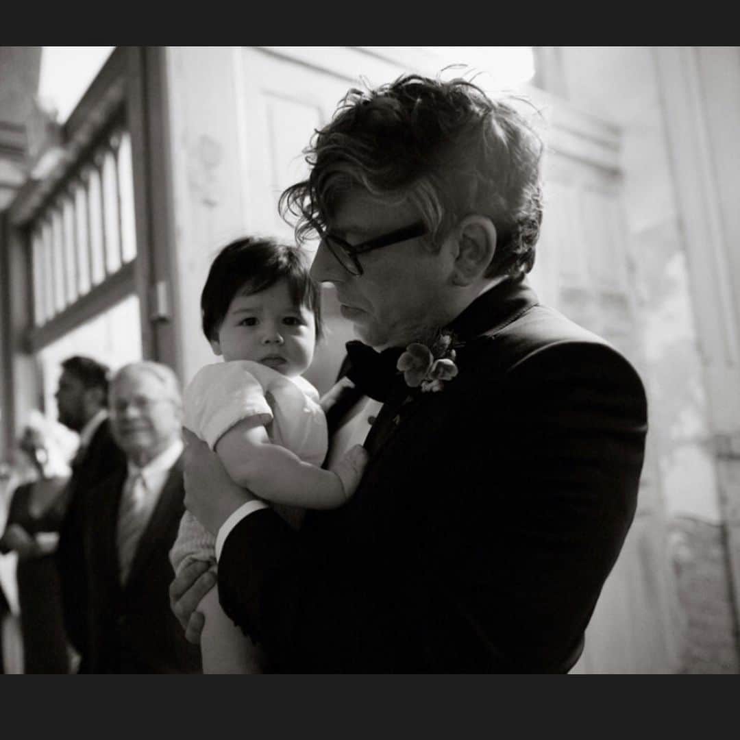 のインスタグラム：「One of the greatest joys in my life has been watching you become a dad. You’re such a natural. Happy Father’s Day @officerpatrickcarney ❤️ We love you! *notice in the last picture the absolute fear in his eyes as after pushing for 3 hours, my normal labor turned into a C-section situation 🤣」