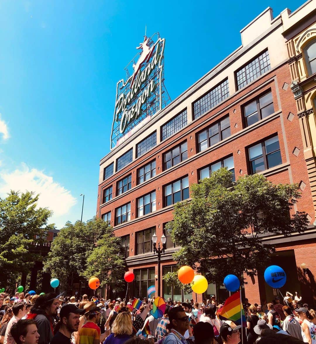 Portlandさんのインスタグラム写真 - (PortlandInstagram)「Happy PRIDE Portland! The parade is going on downtown now which flows right into the Waterfront festival until 6PM! Come on down!  #portland #pdx #portlandnw #pride #pridepdx #portlandgear」6月17日 3時37分 - portland