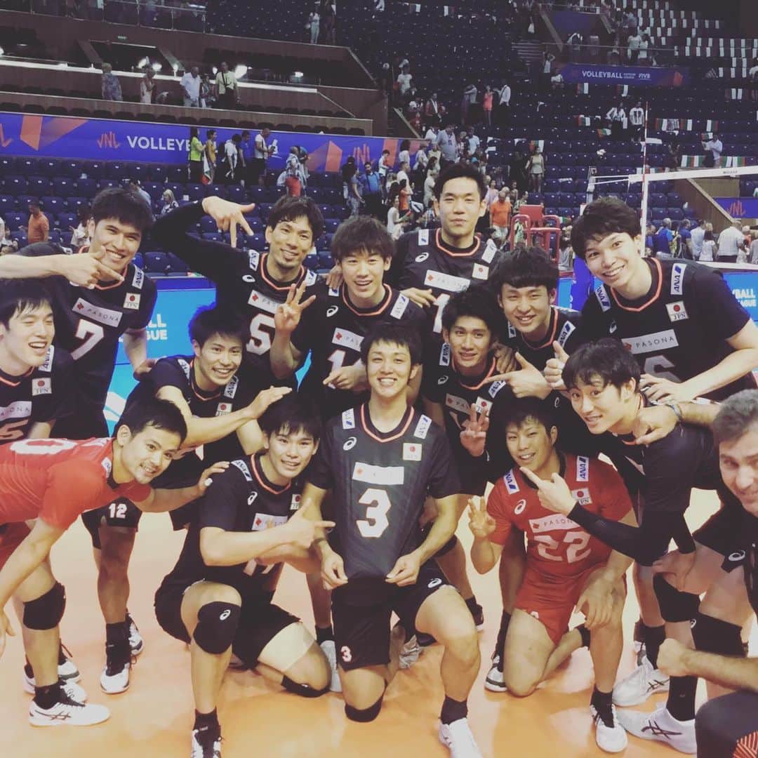 山内晶大さんのインスタグラム写真 - (山内晶大Instagram)「. . . ブルガリアラウンド2勝しました！ この2勝はチームにとって とても大きな物です。 . . もっともっとチームも個人的にも 成長していきます💪 . . #japan #bulgaria #vnl」6月17日 3時37分 - akihiroooo1130