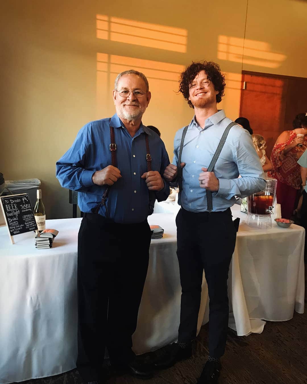 ヒンダーのインスタグラム：「We’d like to give a huge thank you to Ross Hanson. Along with all of our amazing parents, he has been a huge part of the unwavering support system that keeps Hinder moving forward. Whether he’s building our stage pieces and guitar vaults or helping upgrade our tour bus, he’s responsible for so much of what makes this band work and we couldn’t do this without him! We love you, we thank you and we hope you have an amazing Father's Day! #HappyFathersDay」