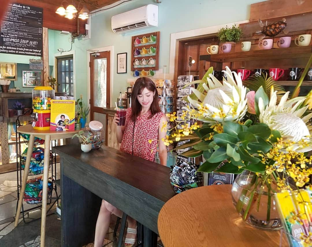 武田しのぶさんのインスタグラム写真 - (武田しのぶInstagram)「ハワイのカフェはCoffeegalleryが一番好き🌈🌈💕 担当してくれた店員さんが一番好きなのはハイビスカスだって🏝️❣️濃厚で美味しかった！檸檬が付いてたよ🍋 コーヒー系が良い人には　モカフリーズがオススメ！$5くらいだよ✨✨店内も可愛いし（テーブル席が奥に何席かあるよ😉🌈🌈）風通しが良くて涼しい🐰👌休憩にはぴったり☆ ちなみにパイナップルシェイクも頼んだけど、甘々だった🧚🏻‍♀️❤️甘々好きな人は是非頼んでみて下さーい💓💓 #Coffeegallery#Hawaii #ハワイ#fall#Coffee#ノースショア #nature#northshore #marketplace #マーケットプレイス#autumntime #autumstyle#instafall#instaautum#leaffall #season #orange#コーヒーギャラリー#falltime#red#instagramanet #seasons#instatag#leaf#October#Halloween#leaves#love#trees」6月17日 2時09分 - shino_0217_