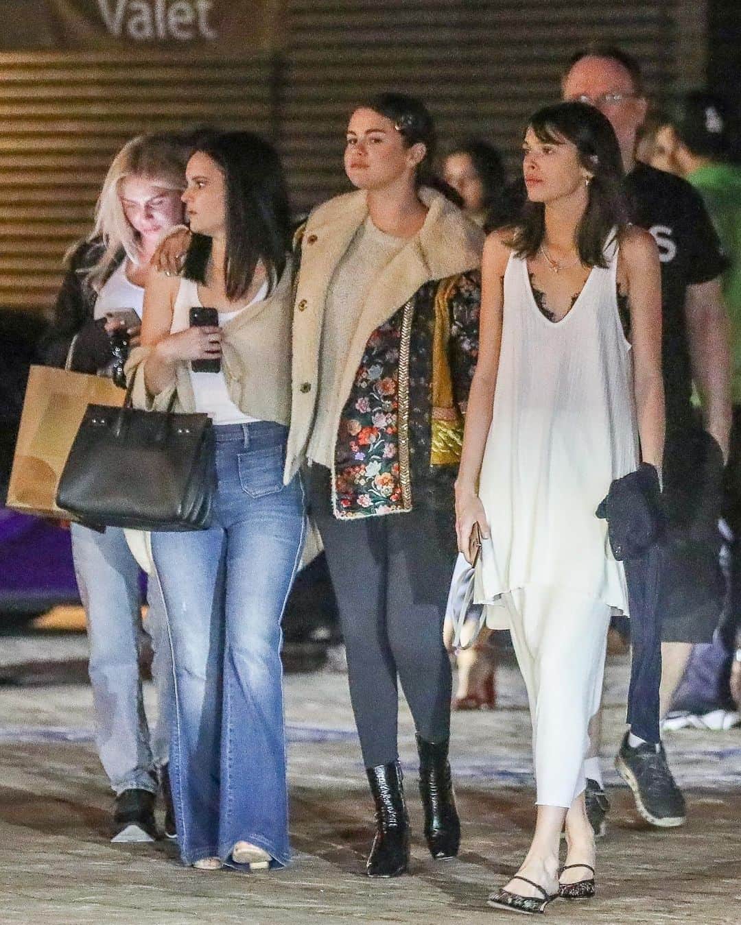Just Jaredさんのインスタグラム写真 - (Just JaredInstagram)「@selenagomez bundles up for a girls night out with her friends! #SelenaGomez Photo: BackGrid」6月17日 2時12分 - justjared