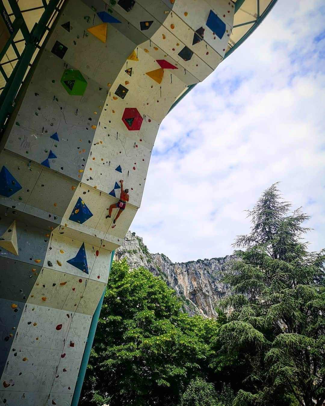 リア・クレインさんのインスタグラム写真 - (リア・クレインInstagram)「Getting puuuuumped here in Arco  at training camp. It's been hot, sweaty, hard work and a lot of fun! Good times team! @shaunacoxsey @greenalltom @jane_ibbotson . . @fiveten_official @frictionlabs @marmot_mountain_europe @frictionlabs」6月17日 2時13分 - leahcraneclimbing