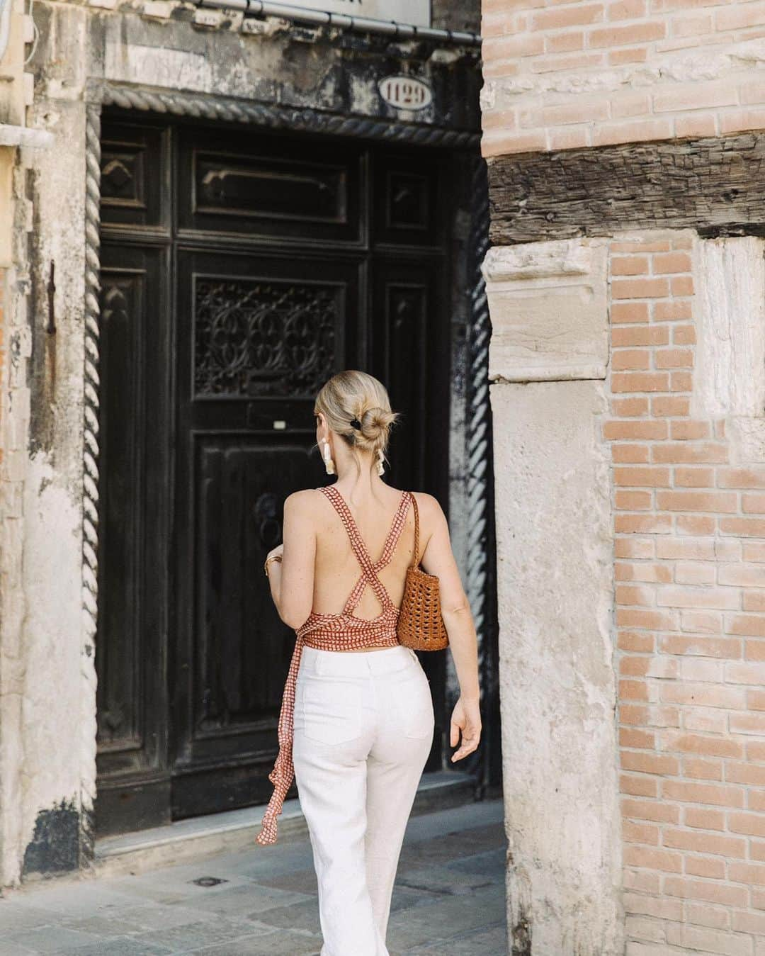 Carin Olssonさんのインスタグラム写真 - (Carin OlssonInstagram)「Roaming the streets of Venice 💛 (Photo: @journeyintolavillelumiere)」6月17日 2時15分 - parisinfourmonths