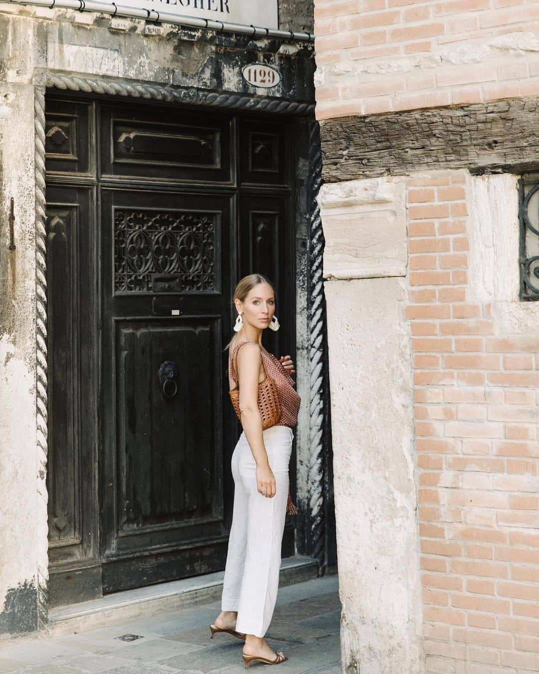 Carin Olssonさんのインスタグラム写真 - (Carin OlssonInstagram)「Roaming the streets of Venice 💛 (Photo: @journeyintolavillelumiere)」6月17日 2時15分 - parisinfourmonths