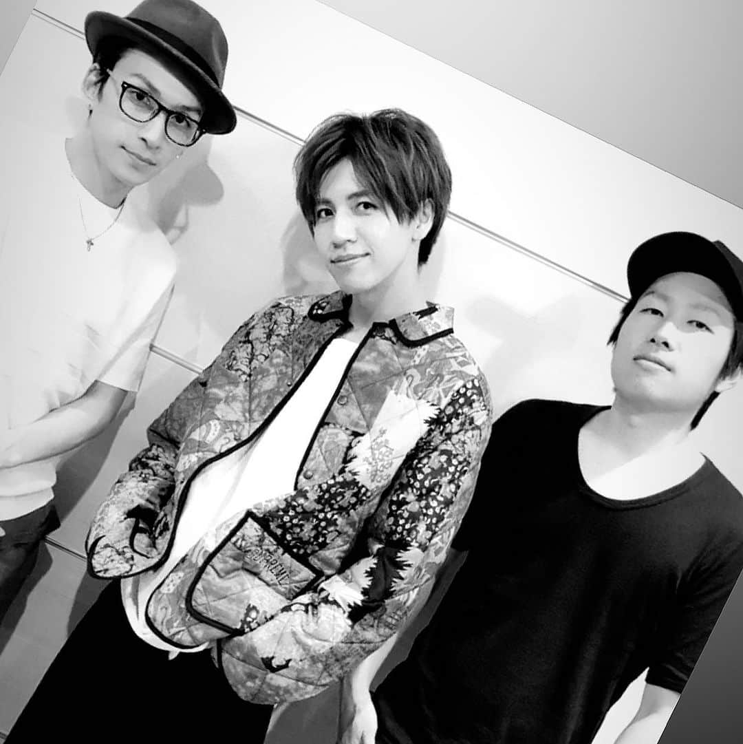 EIKI のインスタグラム：「楽曲の打ち合わせもした。  #music#制作#久々#funny#love#happybirthday#🎤#🎼#🎩」