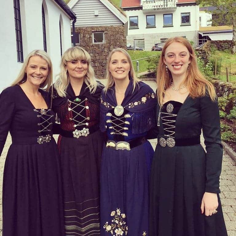 アイヴォール・ポルスドッティルさんのインスタグラム写真 - (アイヴォール・ポルスドッティルInstagram)「Faroese wedding outfit ❤️ Hanging out with these lovely ladies at my friend's wedding.. . . . . . . . . . . . #love #faroesenationalclothes #loveislove #friends #celebration #mariaogbogi」6月17日 2時23分 - eivormusic