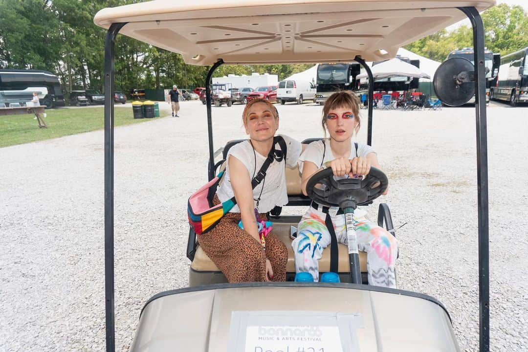 ヘイリー・ウィリアムスさんのインスタグラム写真 - (ヘイリー・ウィリアムスInstagram)「will run you over at roo but nicely @lindseybyrnes photo by @sara_schoch」6月17日 2時35分 - yelyahwilliams