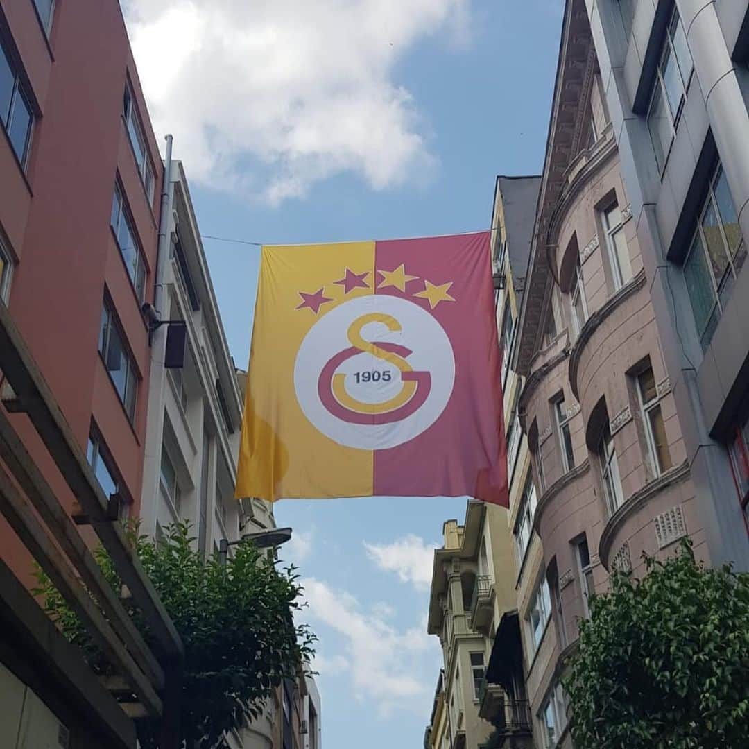 ガラタサライSKさんのインスタグラム写真 - (ガラタサライSKInstagram)「‪Sizden gelenler... #AsBayraklarıAs ‬」6月17日 2時42分 - galatasaray