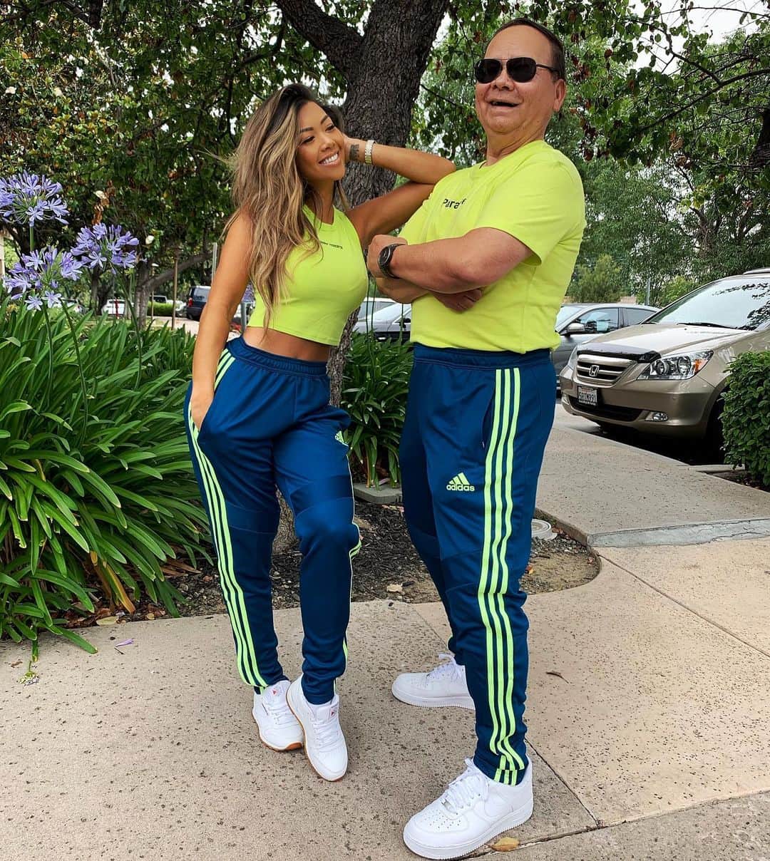 リアン Vのインスタグラム：「My rock, my hero, my best friend 💚 #HappyFathersDay @therealpapav」