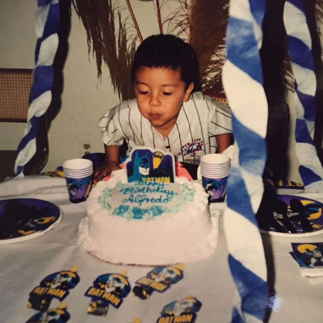 Alfredo Floresさんのインスタグラム写真 - (Alfredo FloresInstagram)「Another year around the sun!! Grateful beyond measure. Thankful for another incredible year and thank you for all the bday loveeeee 🎂🖤 #birthdayboy」6月17日 2時44分 - alfredoflores