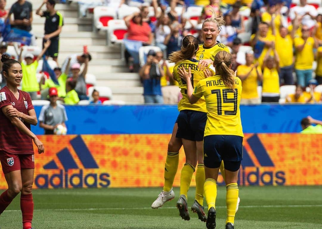 コソヴァレ・アスラニさんのインスタグラム写真 - (コソヴァレ・アスラニInstagram)「Second win and qualified to the round of 16! Well done team and thanks to our traveling fans!💛💙#swewnt #FIFAWWC」6月17日 2時54分 - asllani9